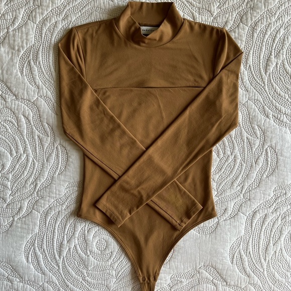ARITZIA - Babaton - Varo Contour Mock-neck Cutout Bodysuit - Constant Camel - Picture 6 of 12